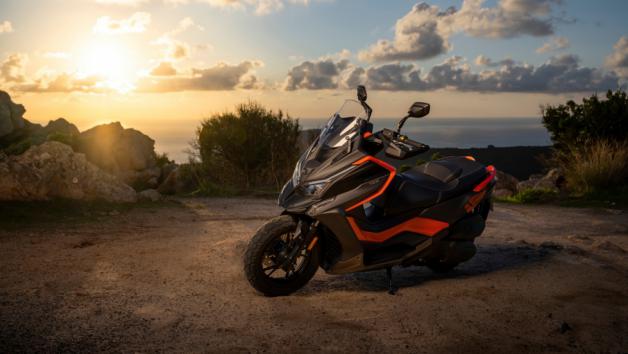 Το Kymco DT X360 συνδυάζει τα adventure χαρακτηριστικά με την πρακτικότητα των scooter.

